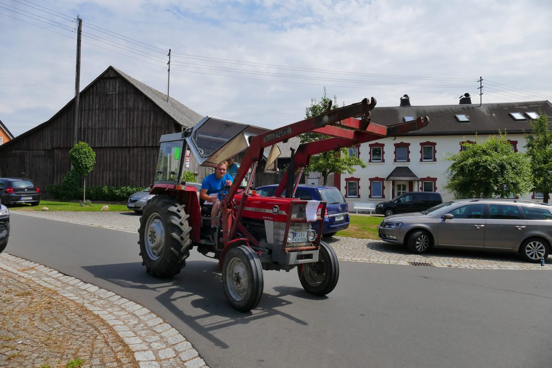 Foto: Martin Zehrer - Mit dem Ferguson-Schlepper in Oberwappenöst. Die Freiwillige Feuerwehr veranstaltete am 19. Juli 2015 wieder ein Bulldogtreffen. Mehr als 120 Schlepper trafen ein. 