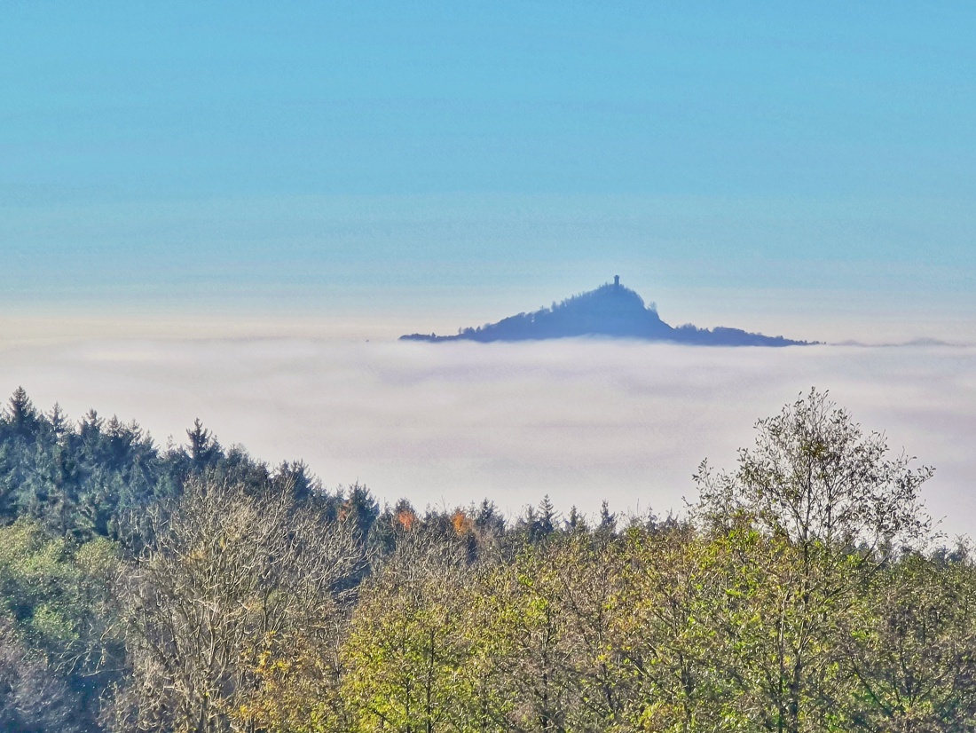 Foto: Jennifer Müller - Herbst und Nebel in Kemnath... Sonne und eine unglaubliche Aussicht in und um Godas droben!<br />
Der Kulm schwebt über den Wolken. 