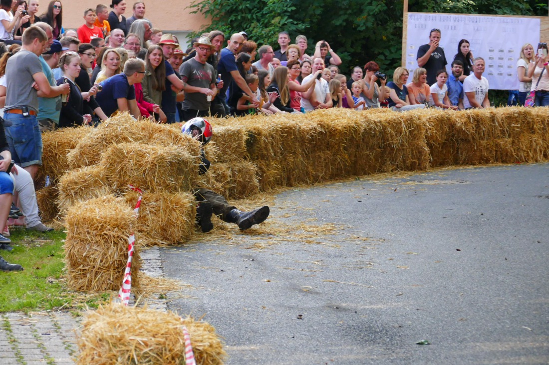 Foto: Martin Zehrer - Brutale Abflüge ;-)<br />
<br />
Genial - Die legendären Bobbycar Meisterschaft in Preißach. <br />
"Den of Vice" veranstaltete heute das 3. Bobbycar-Rennen durch die Ortschaft Preißach 