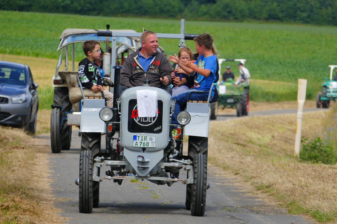 Foto: Martin Zehrer - Traktortreffen 2016 in Oberwappenöst<br />
Trotz Regen am Vormittag kamen an diesem Sonntag ca. 120 Oldtimer-Bulldogs und unzählige Besucher. Zum Mittag hin klarte das Wetter  