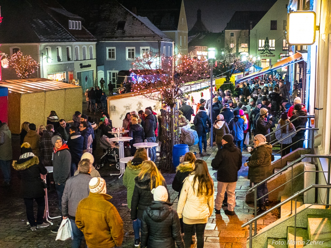 Foto: Martin Zehrer - Viele, viele Besucher zogen nach Kemnath...<br />
<br />
Candle-Light-Shopping 2017 in Kemnath 