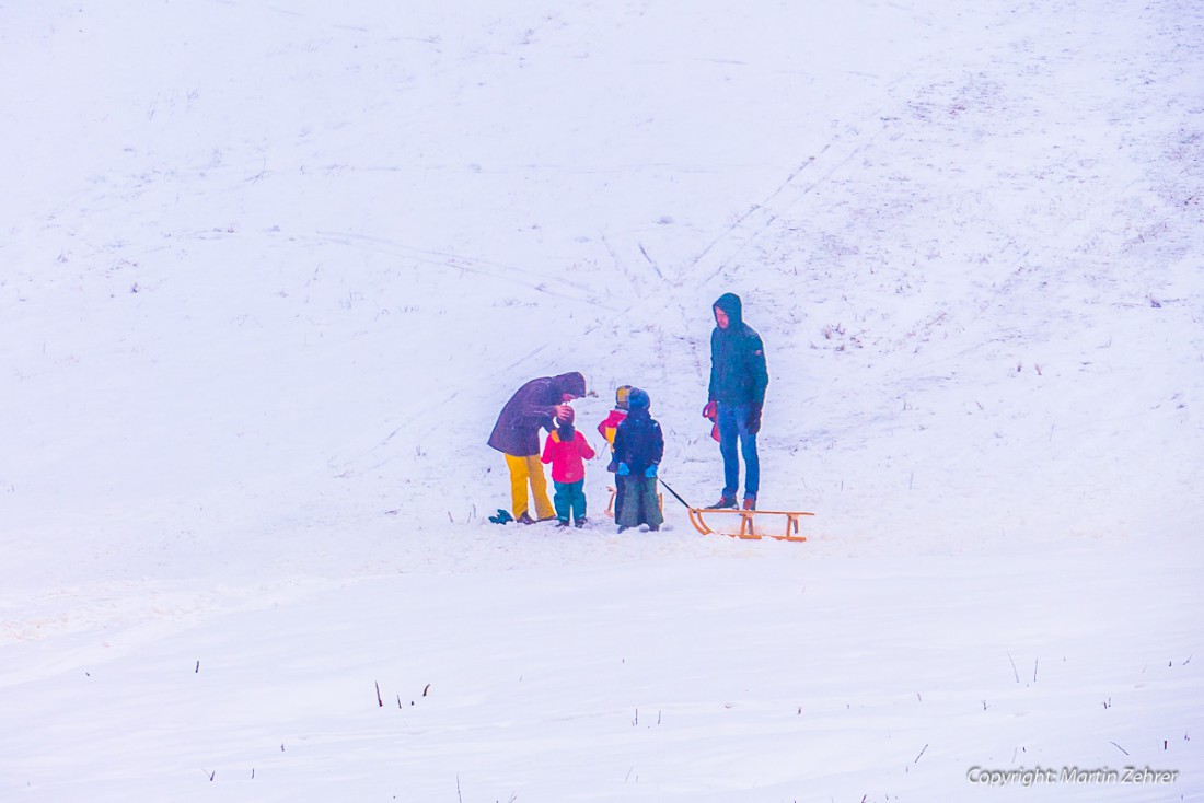 Foto: Martin Zehrer - Bereit zum Aufstieg. Eine Familie nimmt den Skilift bei Mehlmeisel in Angriff um dann auch gleich mit den Schlitten runter zu sausen ;-) 