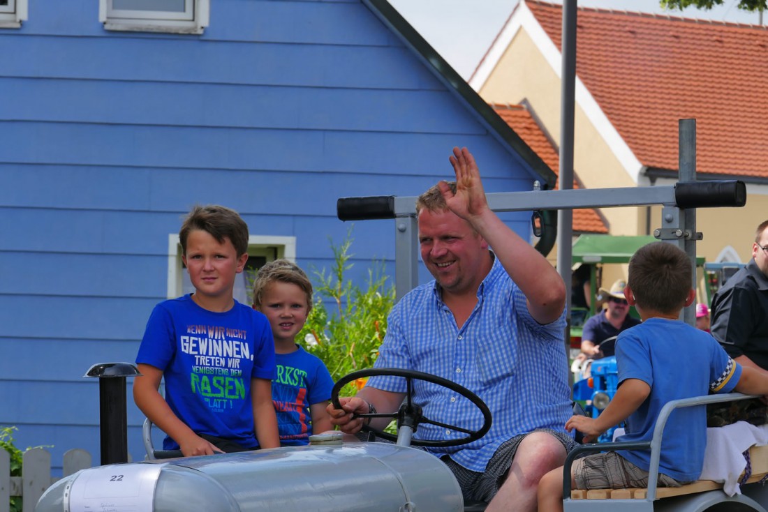 Foto: Martin Zehrer - Auch aus Altensteinreuth waren die Bulldog-Fans angereist. Hier bei der Rundfahrt durch Oberwappenöst... 