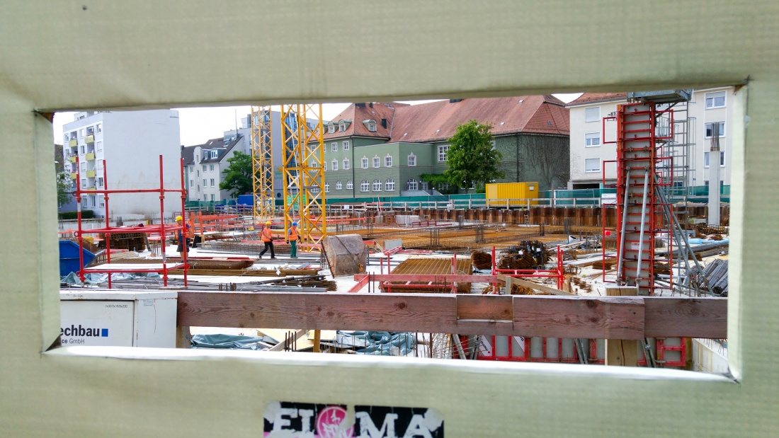 Foto: Martin Zehrer - Baustellenfenster in Weiden... Durchblick und freie Sicht auf die große Baustelle im nächsten Bild. 