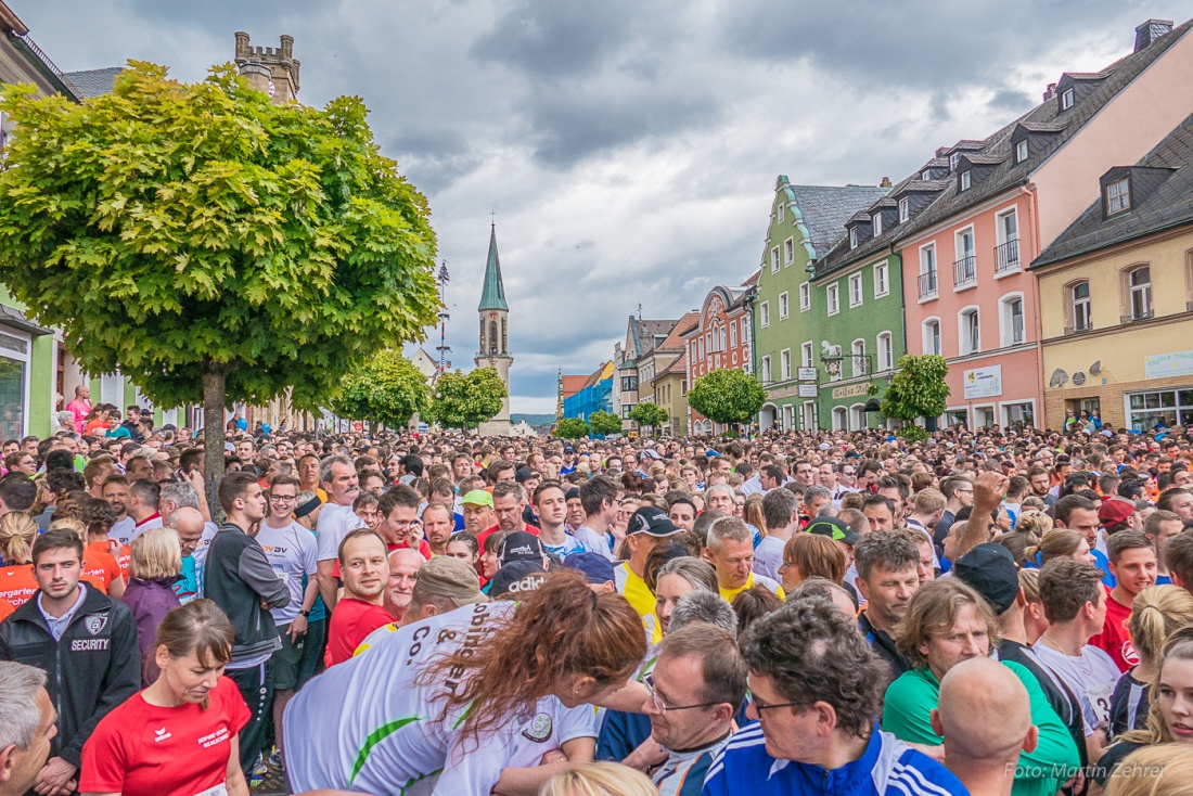 Foto: Martin Zehrer - Nofi-Lauf 2017: Start am Stadtplatz und Ziel beim Siemens... 5,9 Kilometer durch Kemnath und rund herum. Mehr als 8000 Teilnehmer fanden sich in Kemnath zusammen um die S 