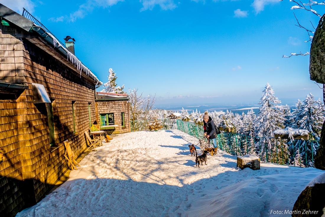 Foto: Martin Zehrer - Die Terrasse des Kösseine-Hauses bietet zum einen die Möglichkeit sich sommers wie winters in der Sonne aufzuwärmen und zum anderen ist die Aussicht überwältigend. 