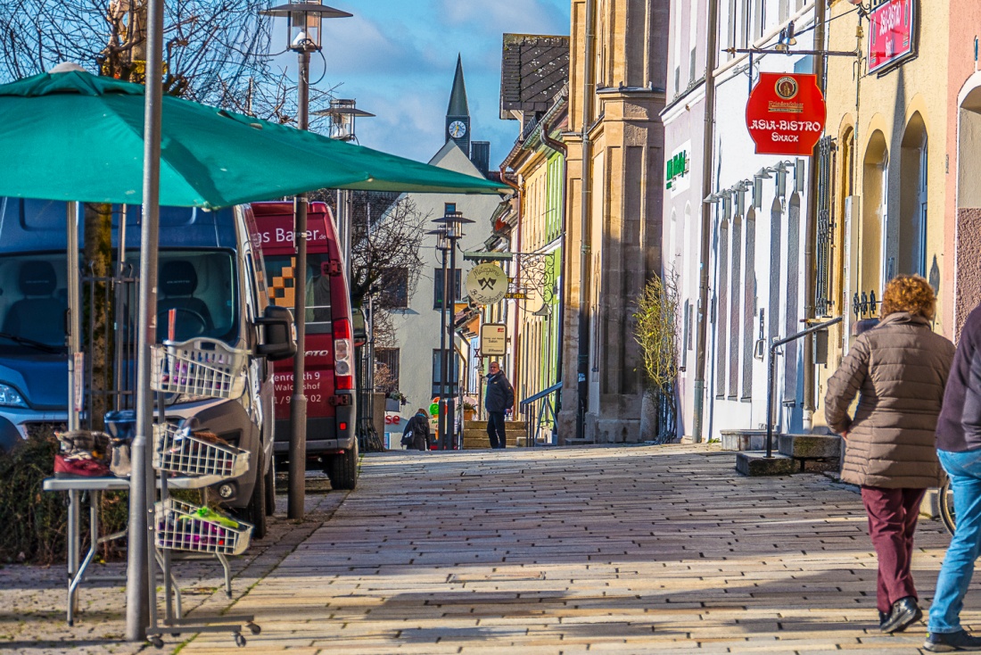 Foto: Martin Zehrer - Streetfotografie... Historischer Stadtplatz in Kemnath:<br />
<br />
Hat was von südlichem Flair... 