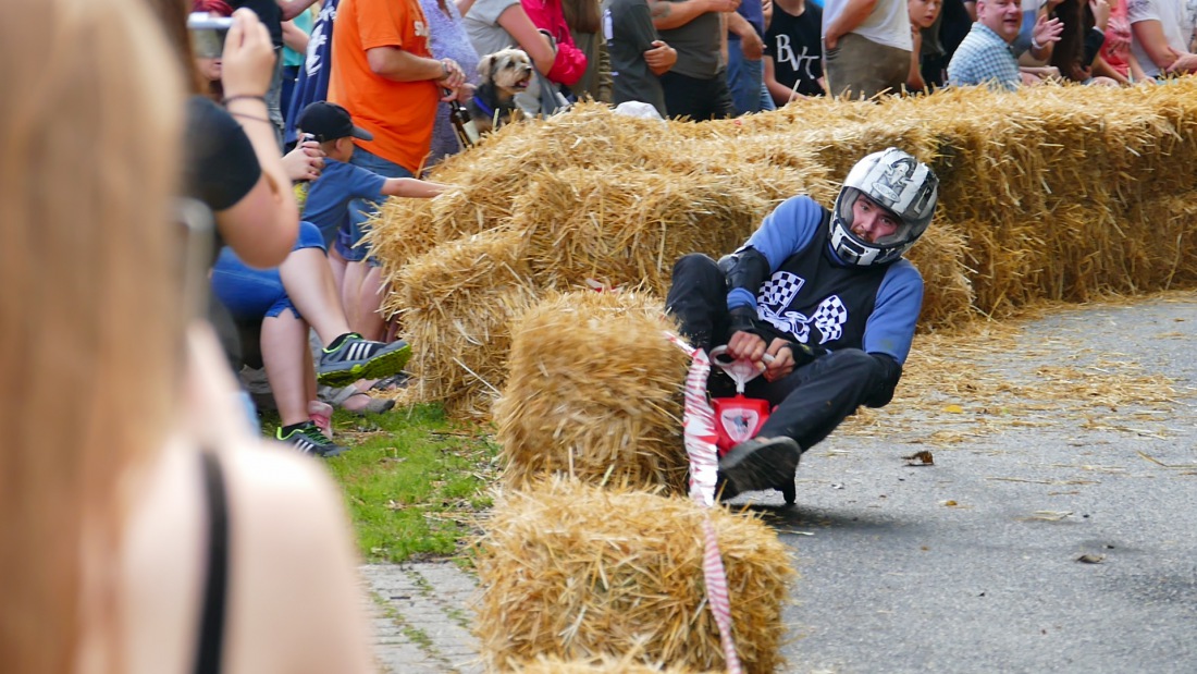 Foto: Martin Zehrer - Hyper-Speed-Kurve... Für manchen einfach zu eng... :-)<br />
<br />
Genial - Die legendären Bobbycar Meisterschaft in Preißach. <br />
"Den of Vice" veranstaltete heute das 3. Bobbycar- 