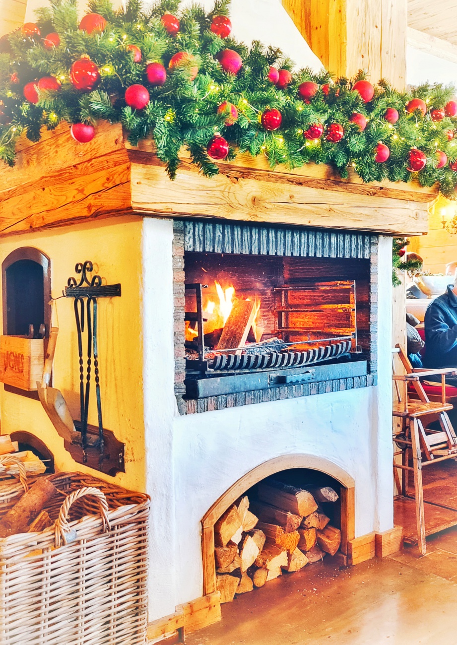 Foto: Jennifer Müller - Wunderbarer 1. Weihnachtsfeiertag im Hotel am Fichtelsee. Innen brennt das Feuer im offenen Kamin und draußen strahlt die Sonne über dem gefrorenen Fichtelsee. Die Landsc 