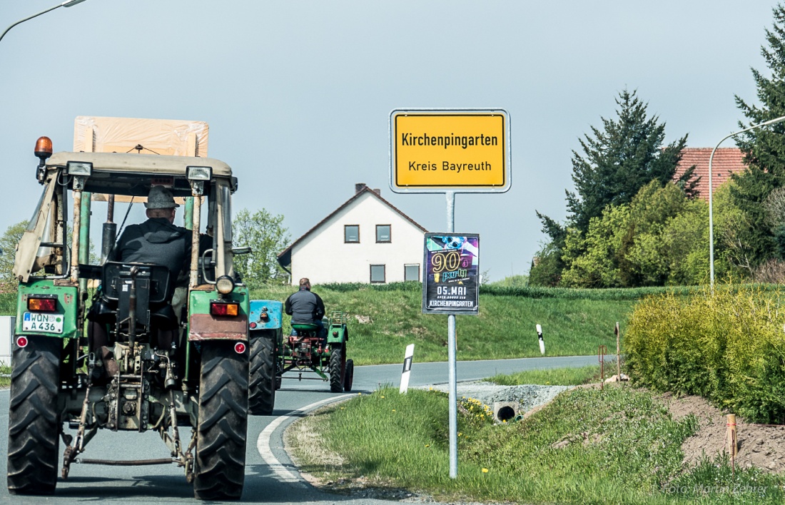 Foto: Martin Zehrer - Mit dem Traktor angekommen in Kirchenpingarten. Das Ortsschild kann es bezeugen... ;-) 