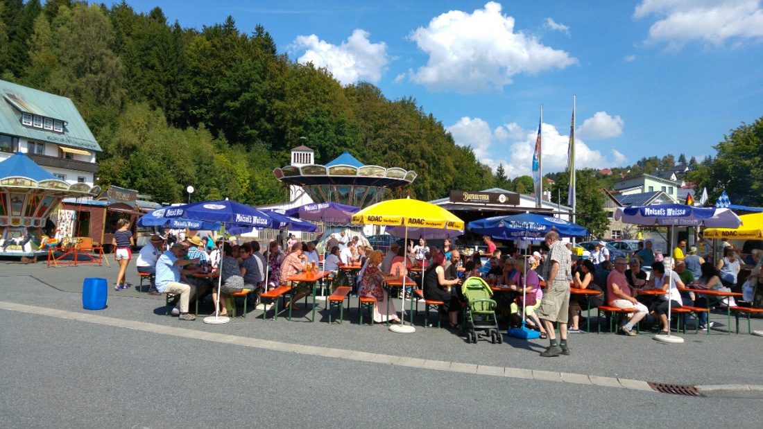 Foto: Martin Zehrer - Ein Fest in der Ortschaft Fichtelberg bei bestem Herbstwetter... Gesehen auf der Radtour zum Ochsenkopf ;-) 