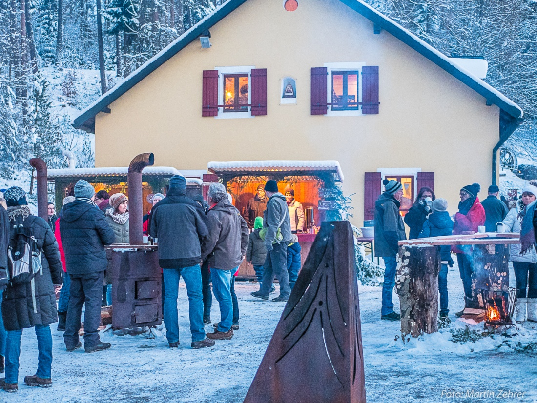 Foto: Martin Zehrer - Die ersten Besucher sind eingetroffen. Mehrere Wärmeofen wurden aufgestellt um die Menschen bei dem eisigen Wetter bei Temperatur zu halten.<br />
Die umliegenden Stände sorgt 