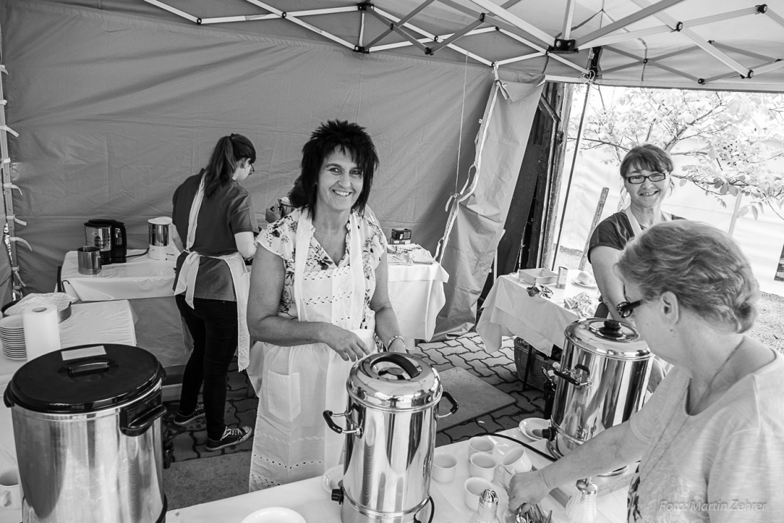 Foto: Martin Zehrer - Mühlenfest in Eisersdorf... Kaffee und Kuchen, Mittagessen... alles war vorhanden! Die Besucher gesellten sich zusammen... 