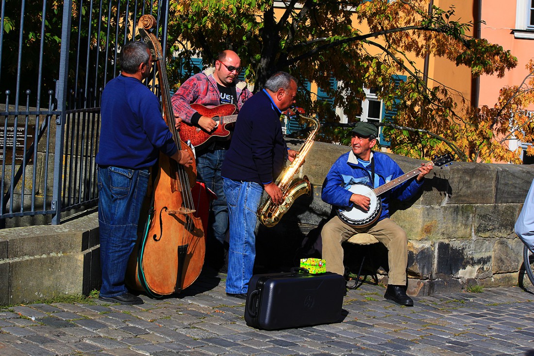 Foto: Martin Zehrer - Straßenmusikanten sorgten für richtig gute Stimmung - Antik- und Flohmarkt in Bamberg am 3.10.2013 