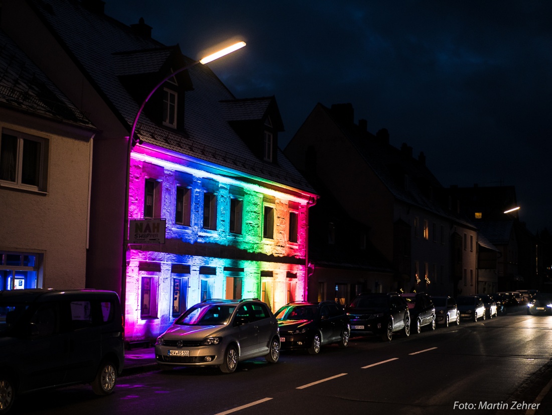 Foto: Martin Zehrer - Nähshopper in Kemnath ganz bunt beleuchtet... Geniales Erscheinen in der Nacht...<br />
<br />
Candle-Light-Shopping 2017 