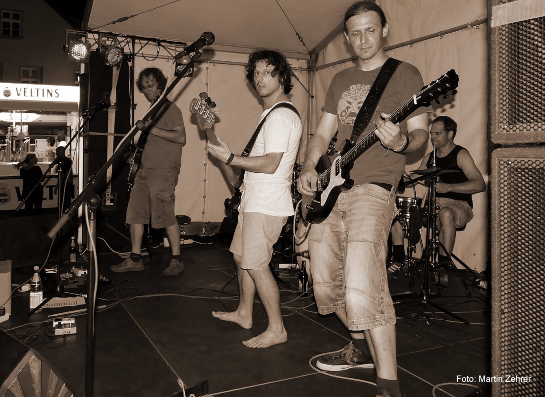 Foto: Martin Zehrer - KOSMODROM - Vier rocken das Fest :-) Stoner-Rock vom feinsten. Die Band KOSMODROM auf dem Bayreuter Bürgerfest durchflutet die Besucher mit unglaublichen Sound.  