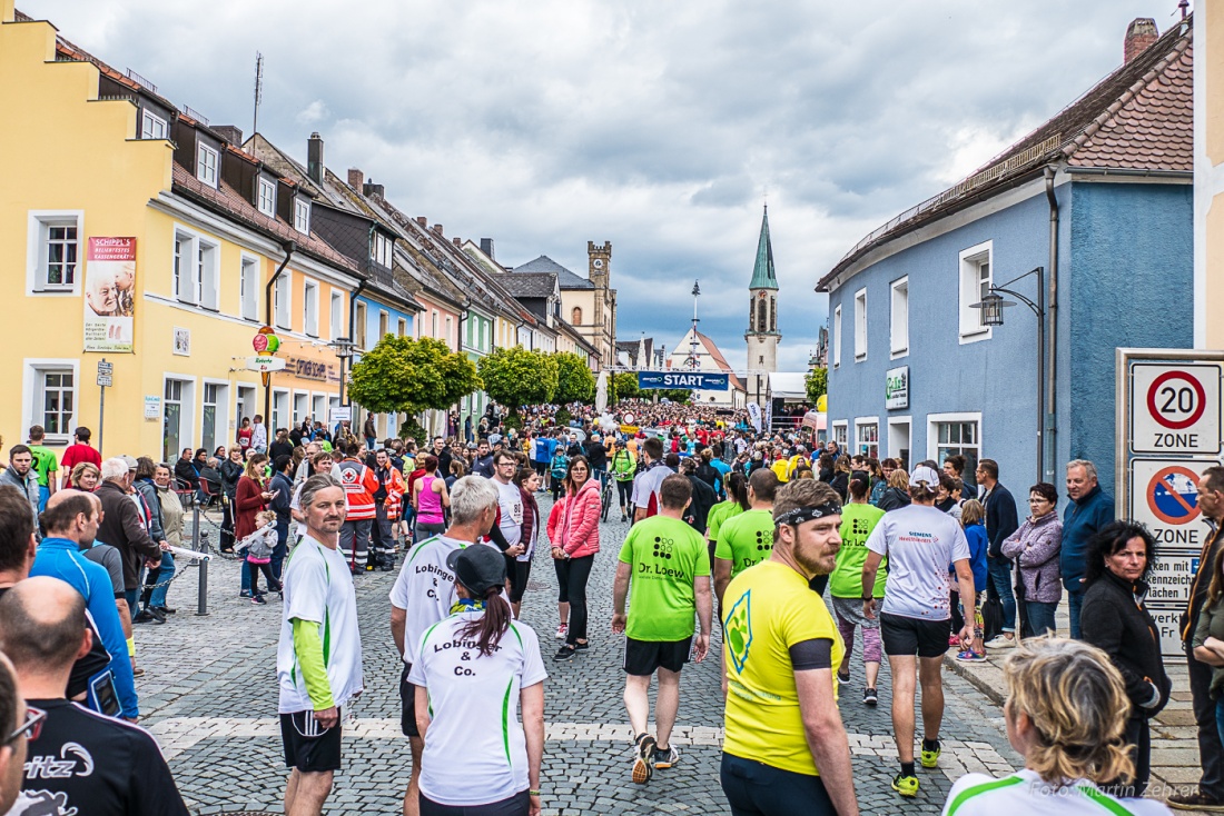 Foto: Martin Zehrer - Nofi-Lauf 2017: Start am Stadtplatz und Ziel beim Siemens... 5,9 Kilometer durch Kemnath und rund herum. Mehr als 8000 Teilnehmer fanden sich in Kemnath zusammen um die S 