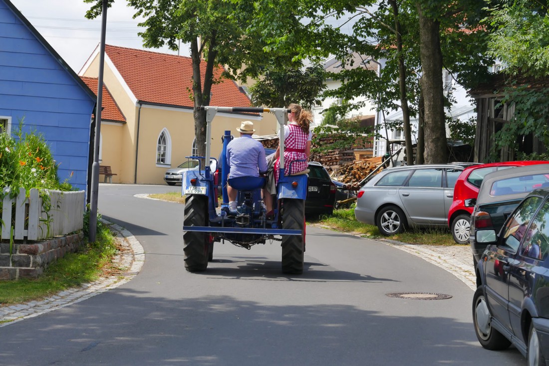 Foto: Martin Zehrer - Eine Rundfahrt in Oberwappenöst. Die FFW Oberwappenöst organisierte am 19. Juli 2015 ein Bulldogtreffen. Weit über 100 Bulldogs nahmen daran teil. 