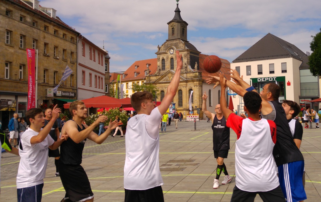 Foto: Martin Zehrer - Samstag, 13. August 2016 - Bayreuther Stadtmeisterschaft in Basketball wird zur Innen-Stadt-Meisterschaft ;-)<br />
<br />
Alle Hände nach oben... Der Kampf um den Ball! 