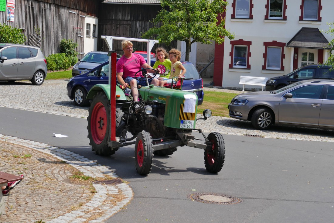 Foto: Martin Zehrer - Mit dem Dieselross um die Kurve. Ausfahrt auf dem Oberwappenöster Bulldogtreffen der FFW Oberwappenöst. 