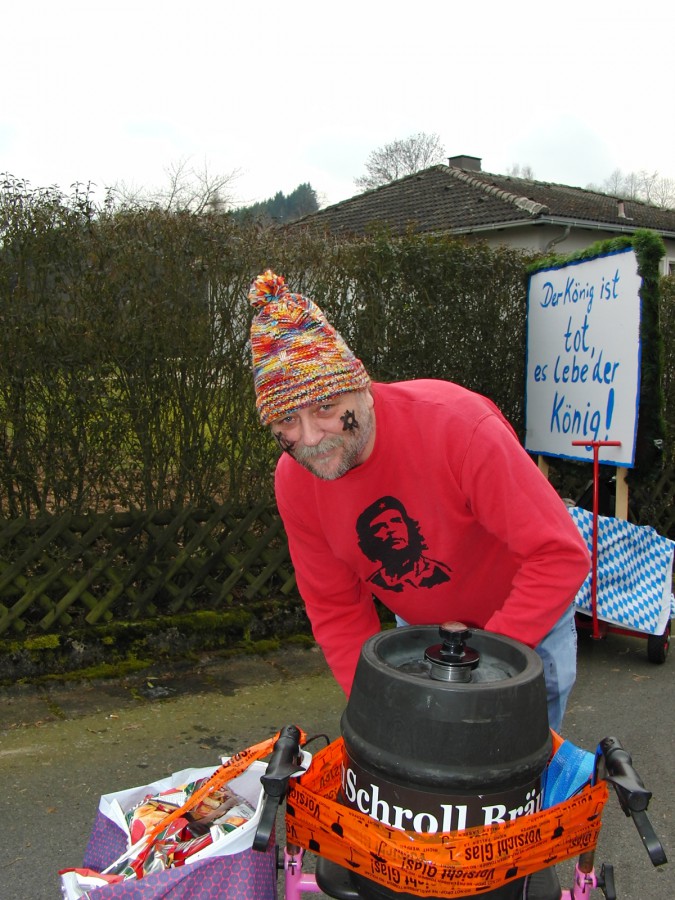 Foto: Martin Zehrer - Der Houderer-Wirt Chessy beim Waldecker Faschingszug - Man beachte das Schild im Hintergrund ;-) 