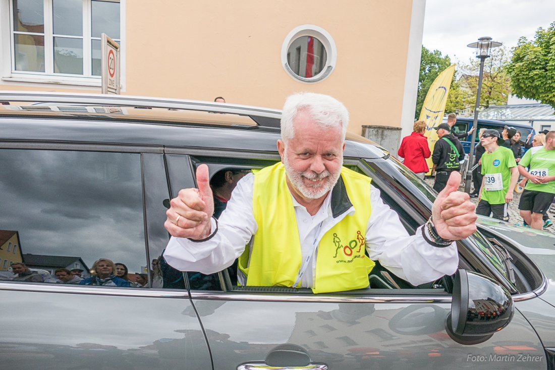 Foto: Martin Zehrer - Daumen hoch!!!<br />
<br />
Nofi-Lauf 2017: Start am Stadtplatz und Ziel beim Siemens... 5,9 Kilometer durch Kemnath und rund herum. Mehr als 8000 Teilnehmer fanden sich in Kemnath 