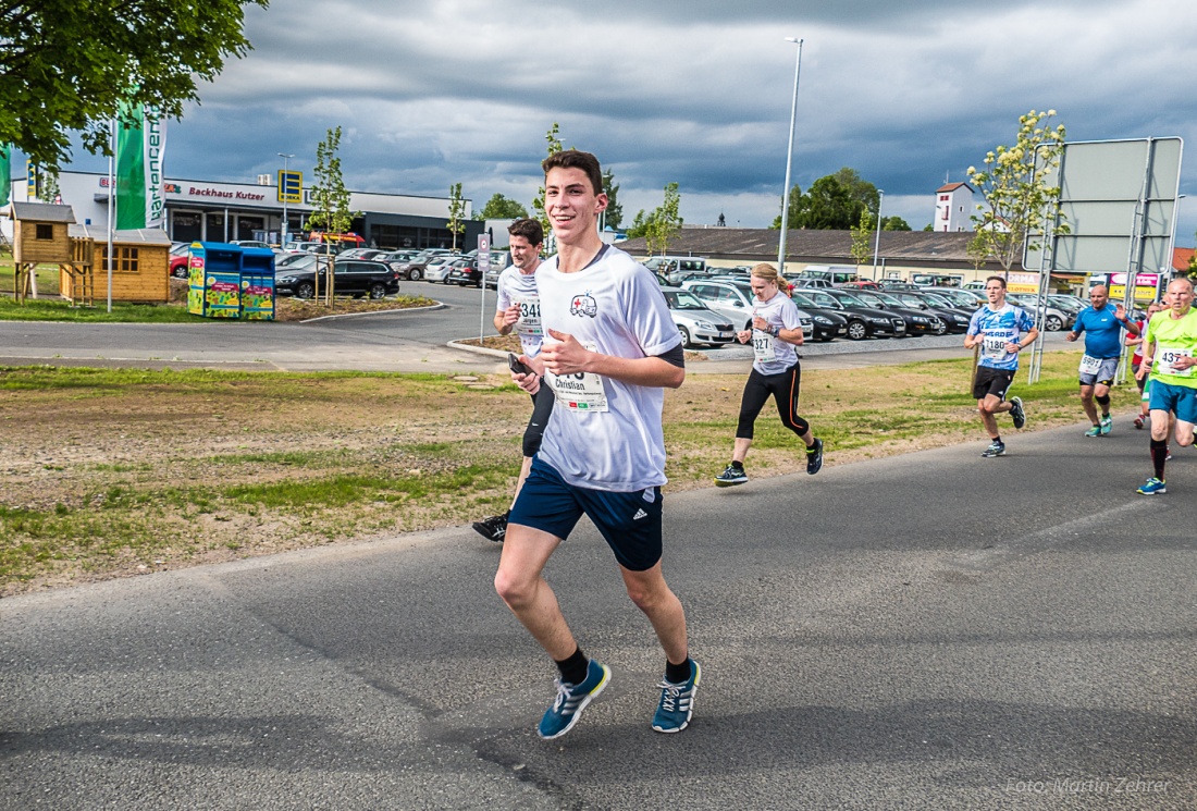 Foto: Martin Zehrer - Nofi-Lauf 2017: Start am Stadtplatz und Ziel beim Siemens... 5,9 Kilometer durch Kemnath und rund herum. Mehr als 8000 Teilnehmer fanden sich in Kemnath zusammen um die S 