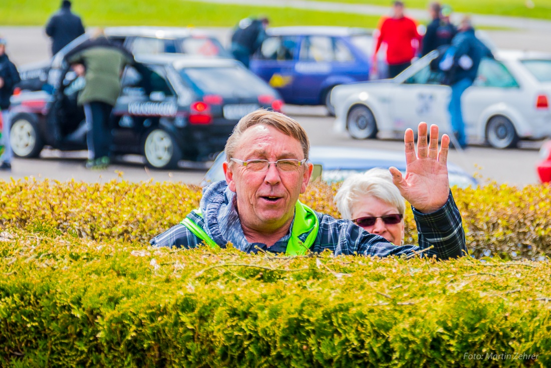 Foto: Martin Zehrer - Flugplatz-Slalom in Speichersdrof: Hier trafen auch die Motorsport-Veteranen ein. G. Veigl war einst selbst mit einem Monster-Golf-GTI der ersten Serie am Berg unterwegs. 