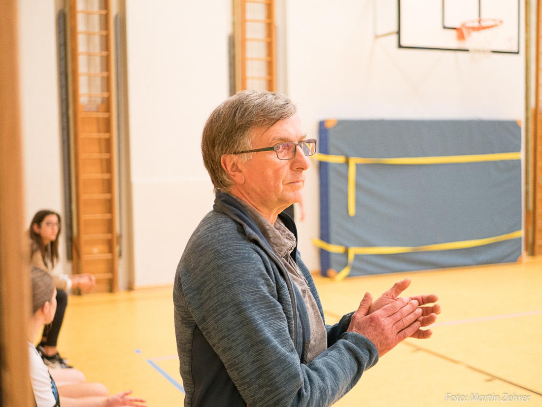 Foto: Martin Zehrer - Anfeuern und beobachten... Trainer Willi beim Heimspieltag des TUS Neusorg Volleyball... 