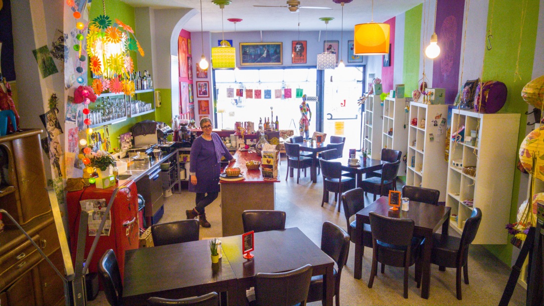 Foto: Martin Zehrer - Cafe PerlPlex - Buntes Cafe in Marktredwitz kurz vorm Feierabend... Guter Kaffee, bester Kuchen und nette Menschen. <br />
Einmal im Monat gibts einen Film-Abend ;-) 