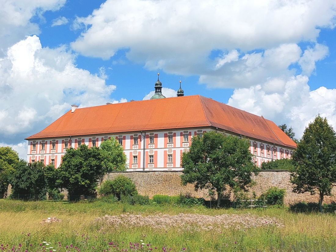 Foto: Martin Zehrer - Das Kloster Speinshart von   der Straße Tremmersdorf-Speinshart aus gesehen... 